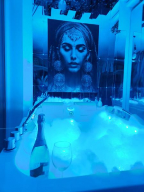 GDAŃSK CHMIELNA PRESTIGE HOME SPA apartments with luxury JACUZZI and SAUNA! Selected apartments also feature a MASSAGE CHAIR and HIMALAYAN SALT WALL with COLOR THERAPY SALT FOREST